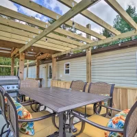 Dining deck at Take 5 lodging home in Somerset, Perry County, Ohio