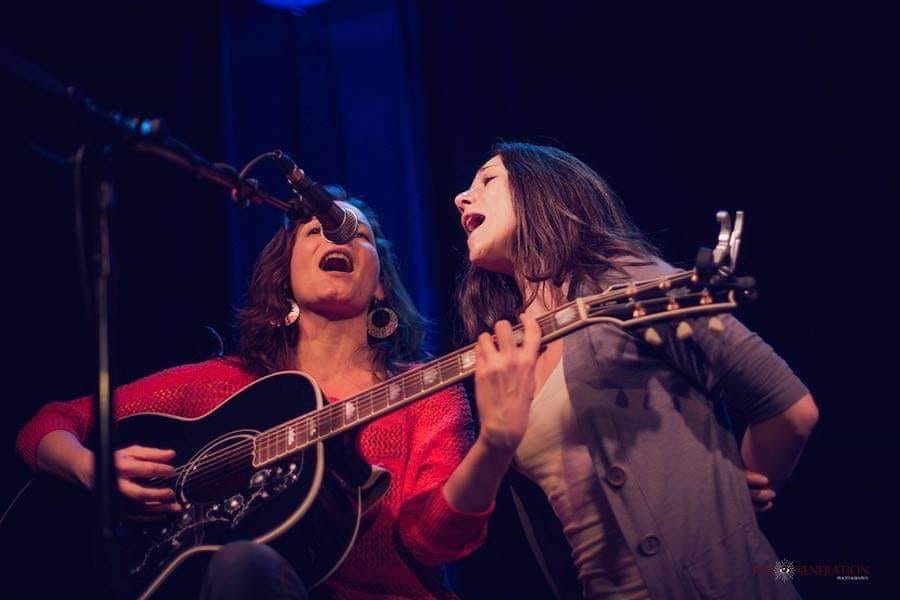 Guitar and singing duo Forcynthia performing live.